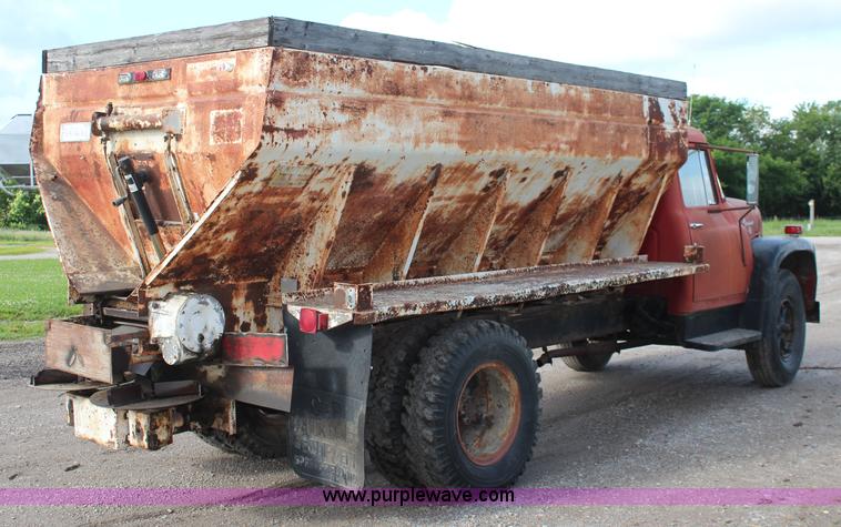 image for item K6975 1967 International Loadstar 1600 applicator truck