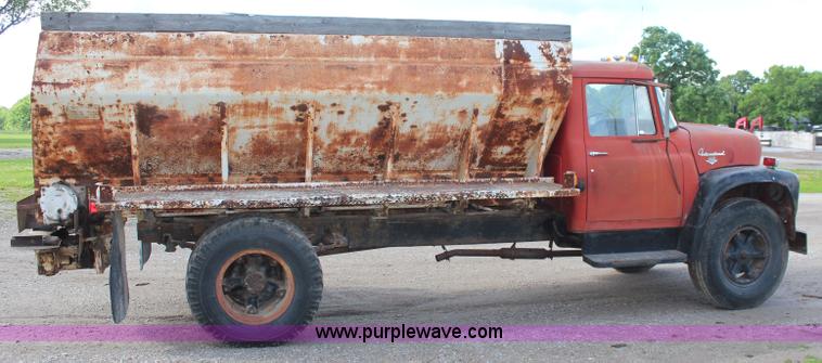 image for item K6975 1967 International Loadstar 1600 applicator truck