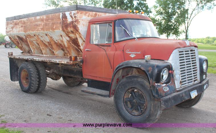 image for item K6975 1967 International Loadstar 1600 applicator truck