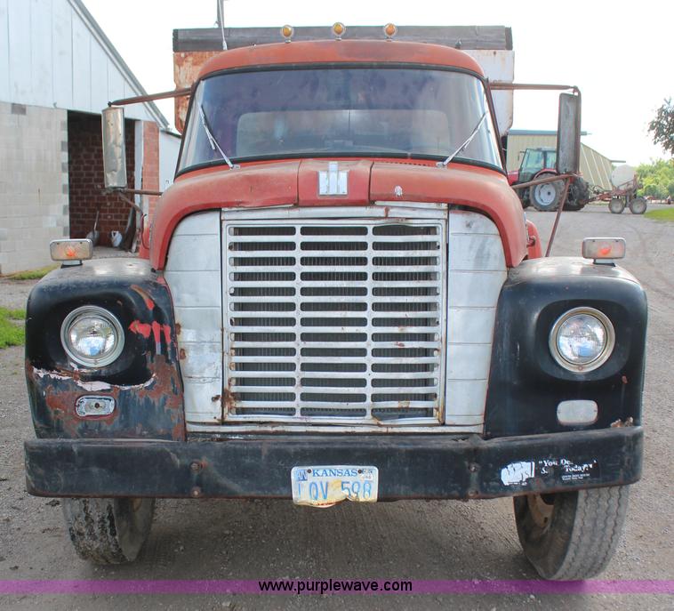 image for item K6975 1967 International Loadstar 1600 applicator truck