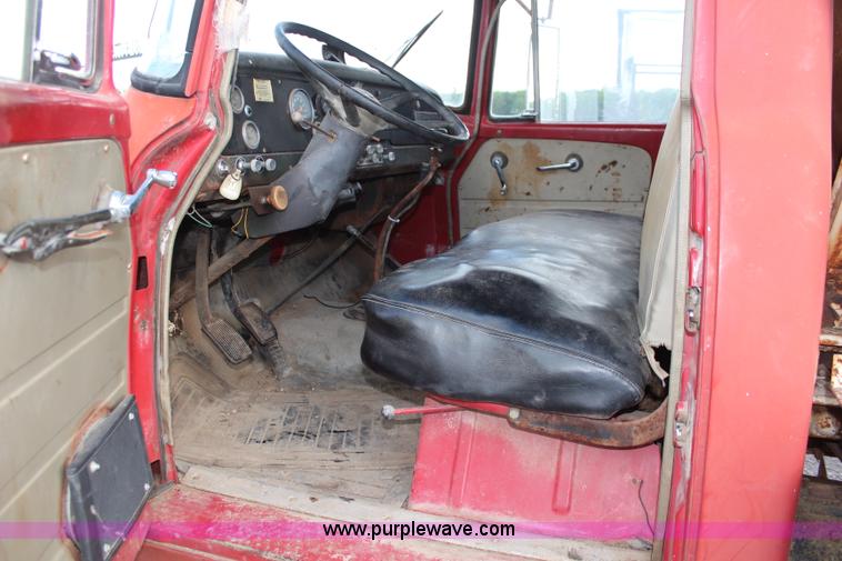 image for item K6975 1967 International Loadstar 1600 applicator truck