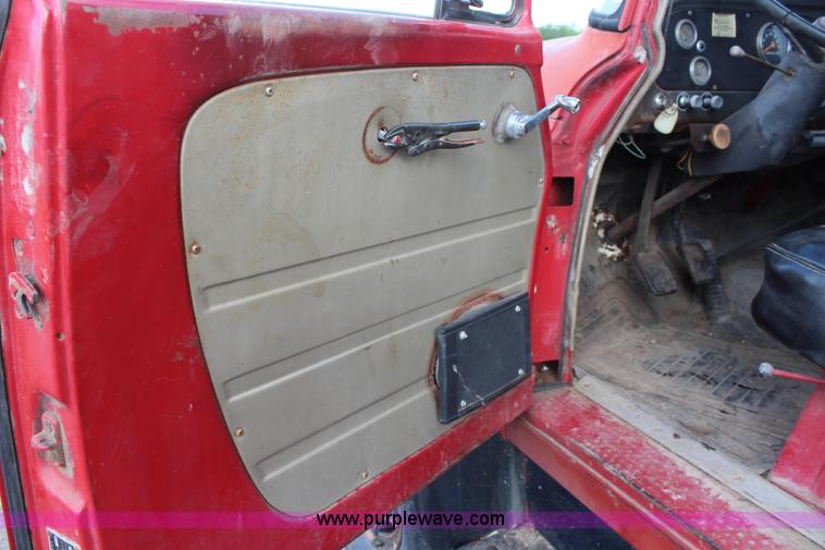 image for item K6975 1967 International Loadstar 1600 applicator truck