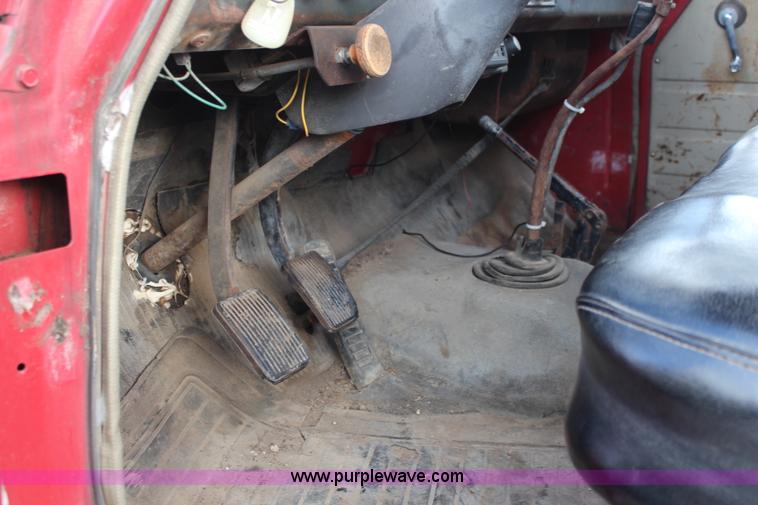 image for item K6975 1967 International Loadstar 1600 applicator truck