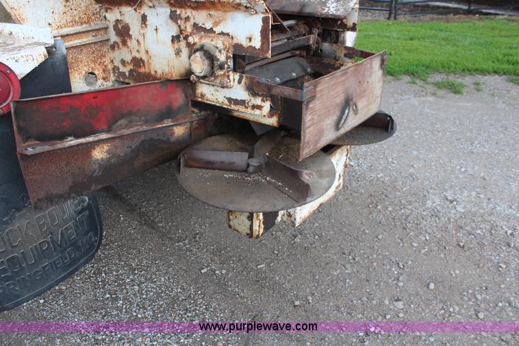 image for item K6975 1967 International Loadstar 1600 applicator truck