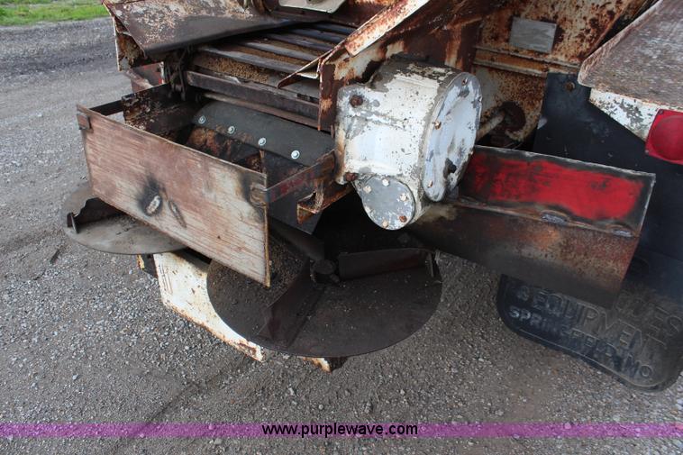 image for item K6975 1967 International Loadstar 1600 applicator truck