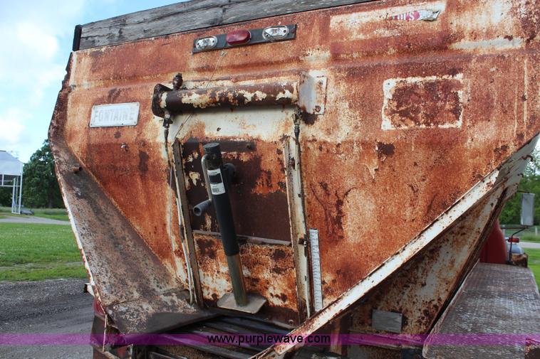 image for item K6975 1967 International Loadstar 1600 applicator truck