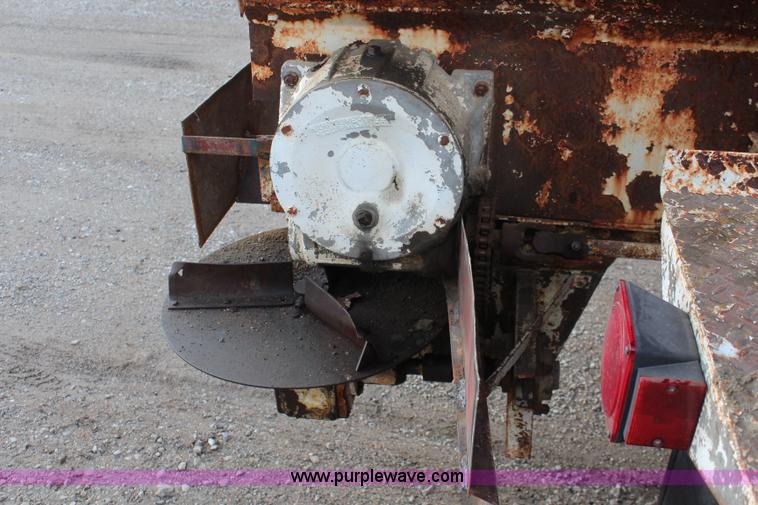 image for item K6975 1967 International Loadstar 1600 applicator truck