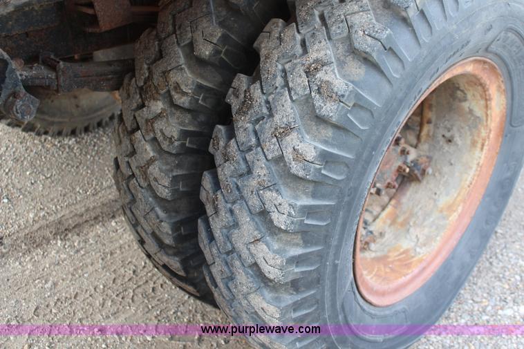 image for item K6975 1967 International Loadstar 1600 applicator truck