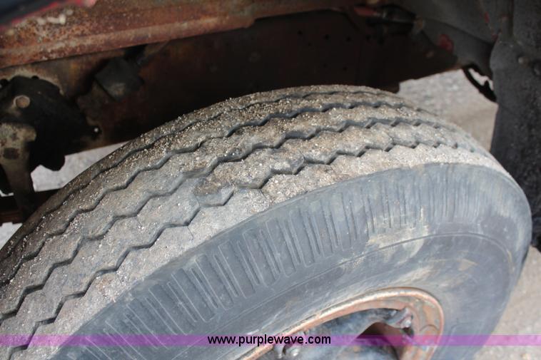 image for item K6975 1967 International Loadstar 1600 applicator truck