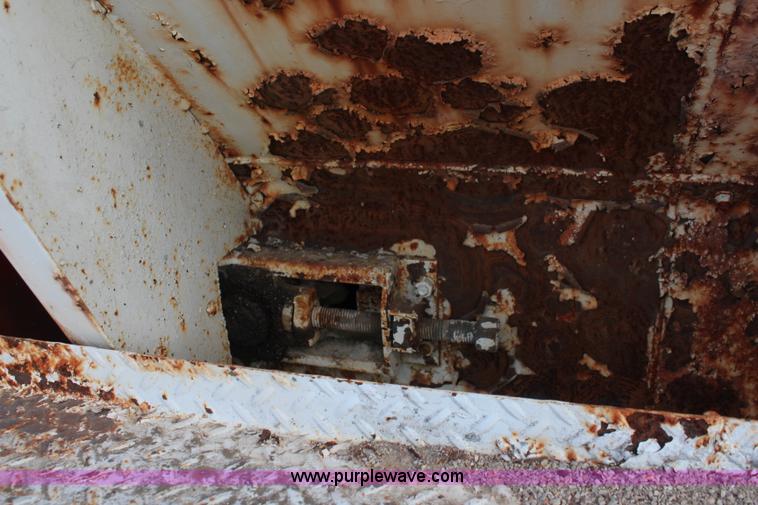 image for item K6975 1967 International Loadstar 1600 applicator truck