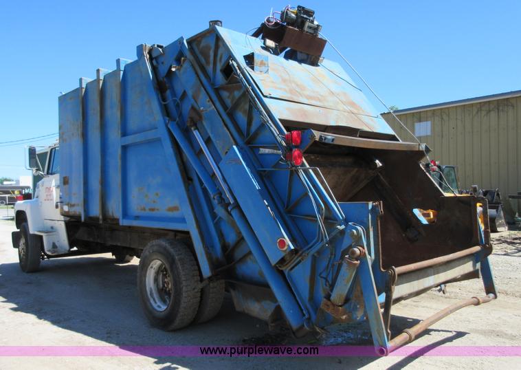 image for item D2434 1989 Ford LN8000 refuse truck
