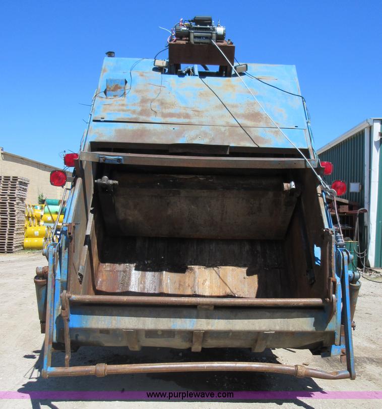 image for item D2434 1989 Ford LN8000 refuse truck