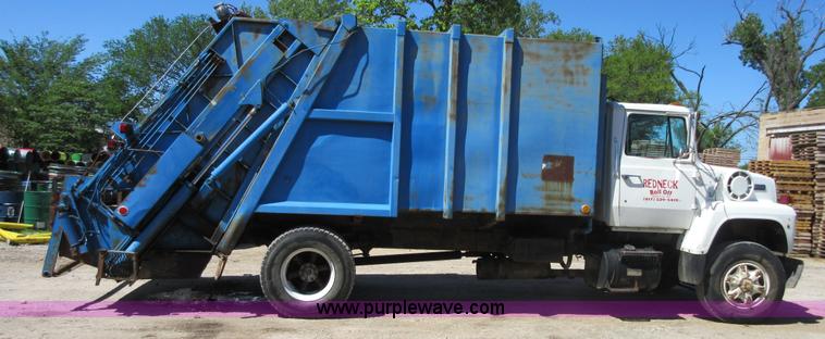 image for item D2434 1989 Ford LN8000 refuse truck