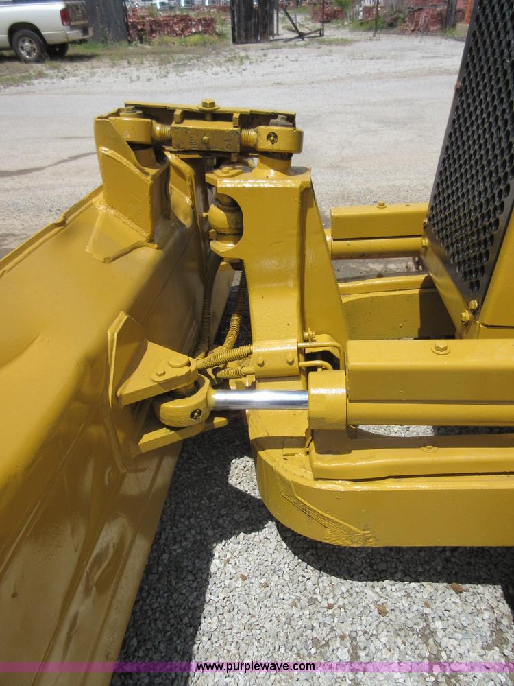 image for item D2439 1999 Caterpillar D3C XL Series III dozer