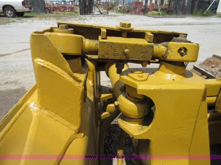 image for item D2439 1999 Caterpillar D3C XL Series III dozer