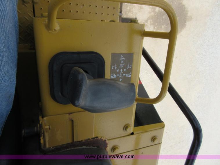 image for item D2439 1999 Caterpillar D3C XL Series III dozer