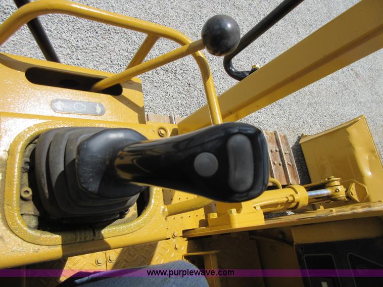 image for item D2439 1999 Caterpillar D3C XL Series III dozer