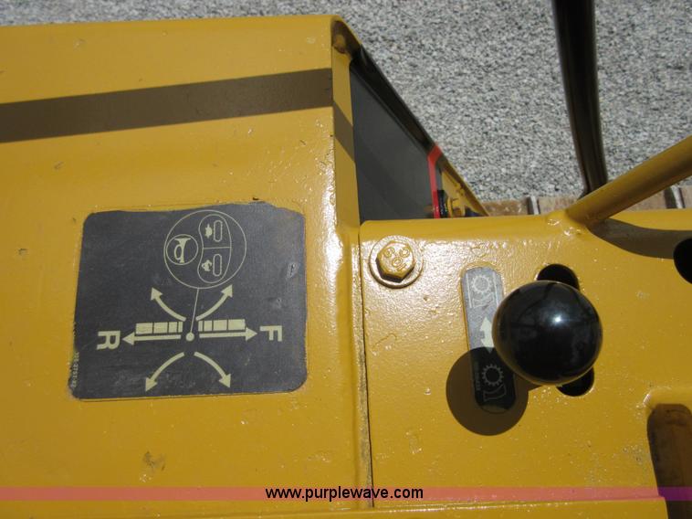 image for item D2439 1999 Caterpillar D3C XL Series III dozer