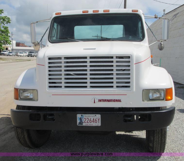 image for item D2442 1990 International 4900 flatbed truck