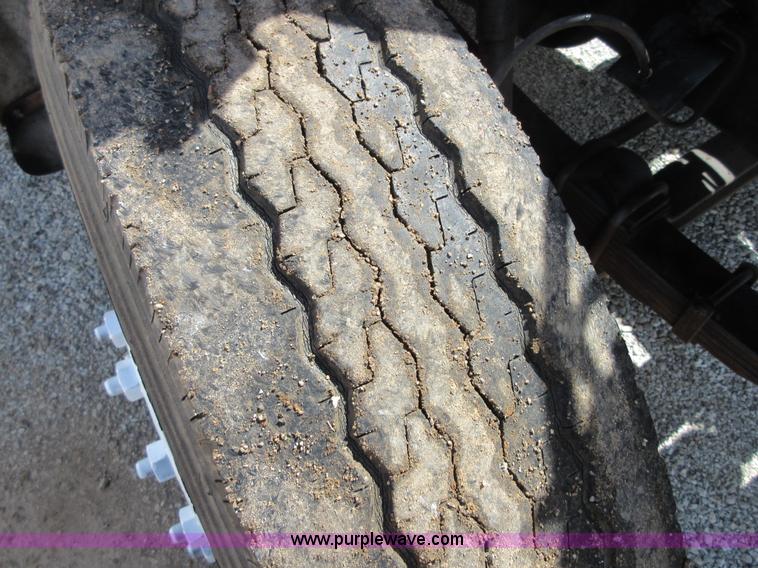 image for item D2442 1990 International 4900 flatbed truck