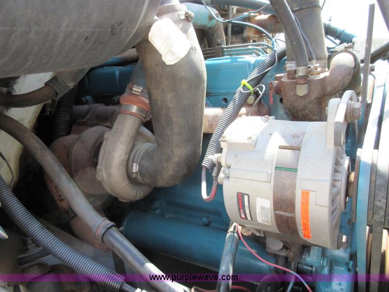 image for item D2442 1990 International 4900 flatbed truck