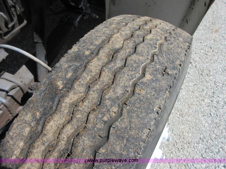 image for item D2442 1990 International 4900 flatbed truck