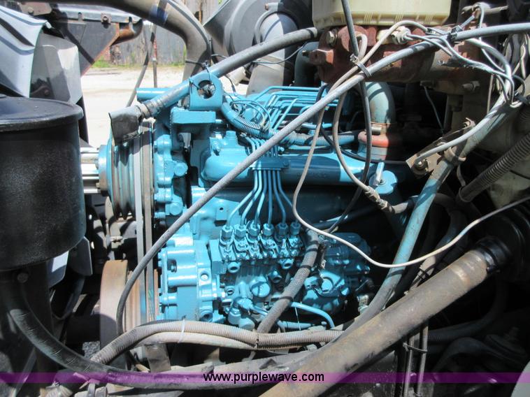 image for item D2442 1990 International 4900 flatbed truck