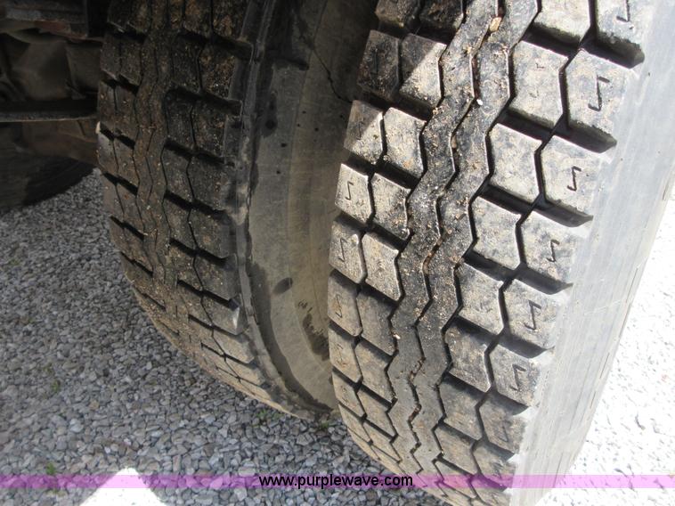 image for item D2442 1990 International 4900 flatbed truck