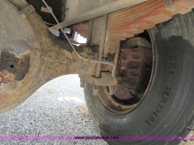 image for item D2442 1990 International 4900 flatbed truck