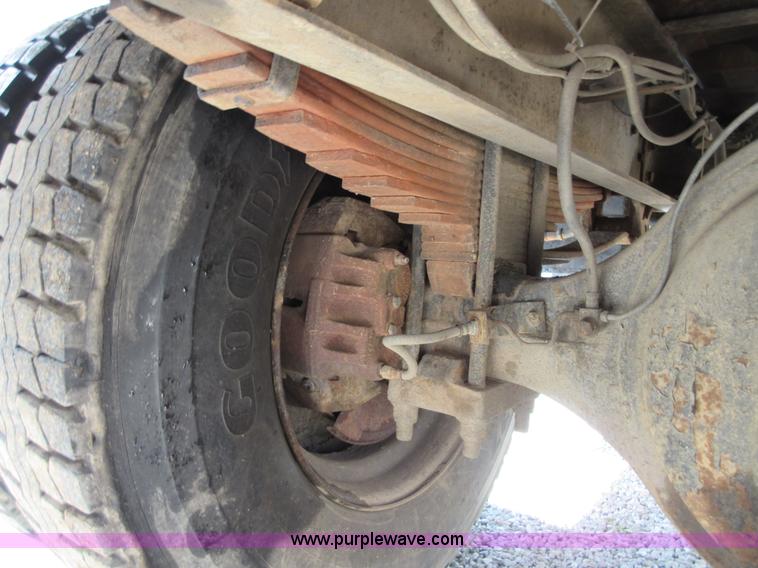 image for item D2442 1990 International 4900 flatbed truck