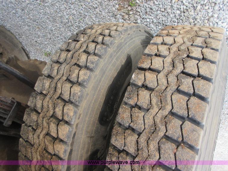 image for item D2442 1990 International 4900 flatbed truck