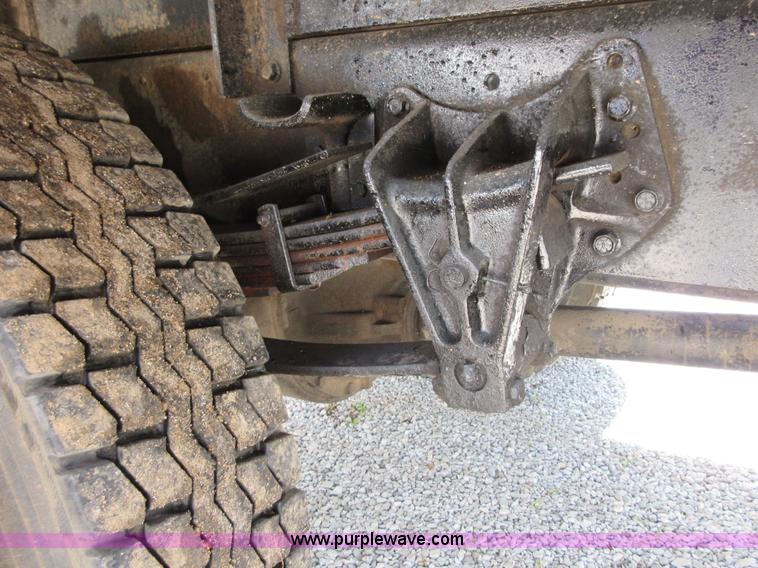 image for item D2442 1990 International 4900 flatbed truck