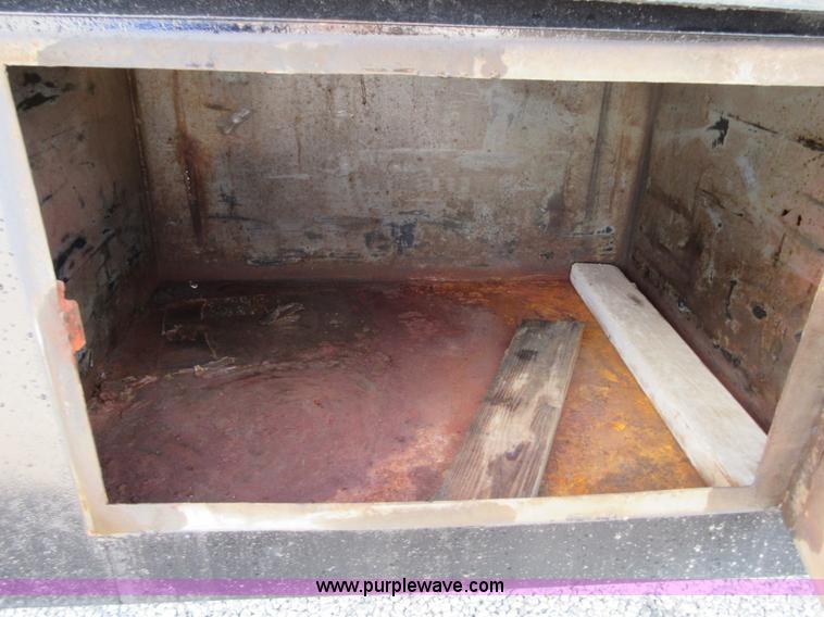 image for item D2442 1990 International 4900 flatbed truck