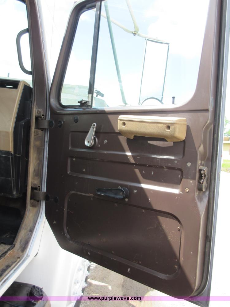 image for item D2442 1990 International 4900 flatbed truck