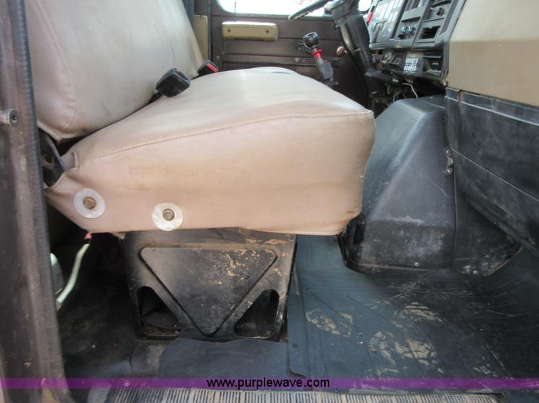 image for item D2442 1990 International 4900 flatbed truck