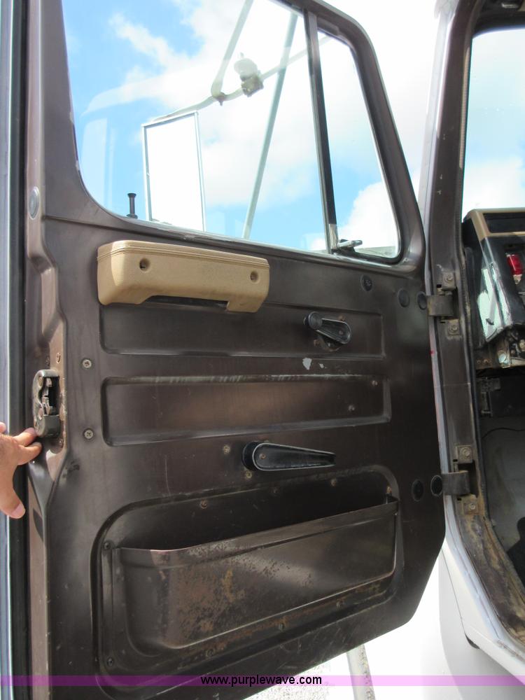 image for item D2442 1990 International 4900 flatbed truck