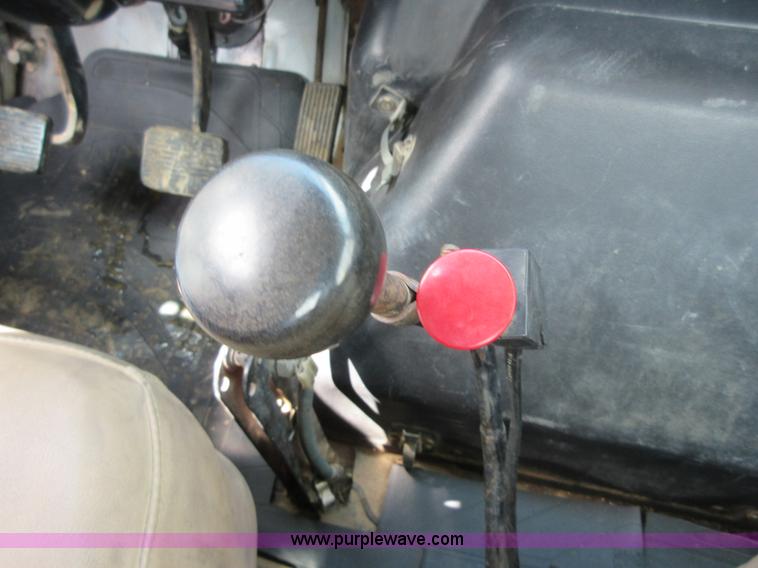 image for item D2442 1990 International 4900 flatbed truck