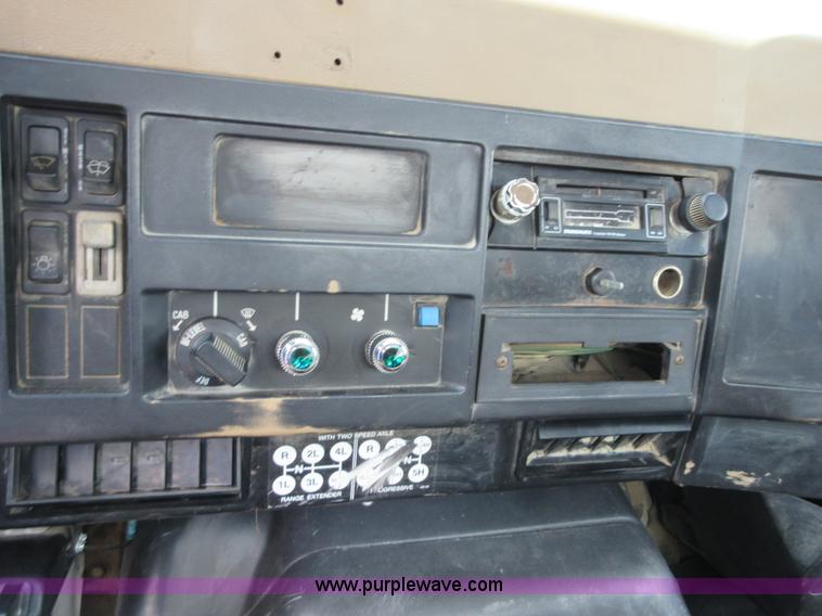 image for item D2442 1990 International 4900 flatbed truck