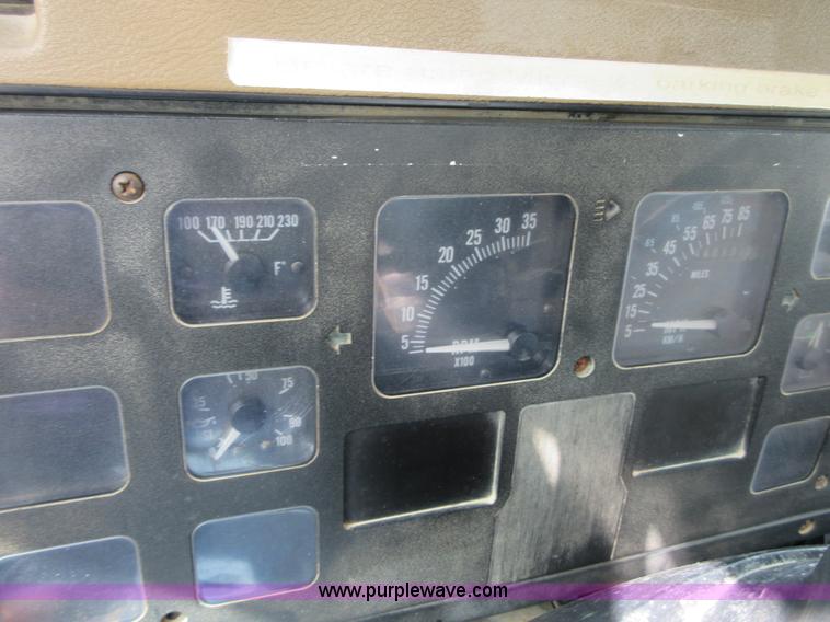 image for item D2442 1990 International 4900 flatbed truck