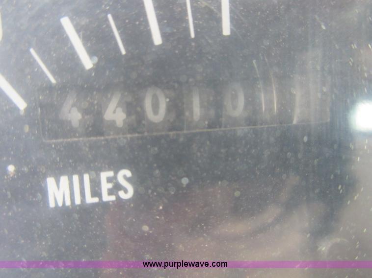 image for item D2442 1990 International 4900 flatbed truck