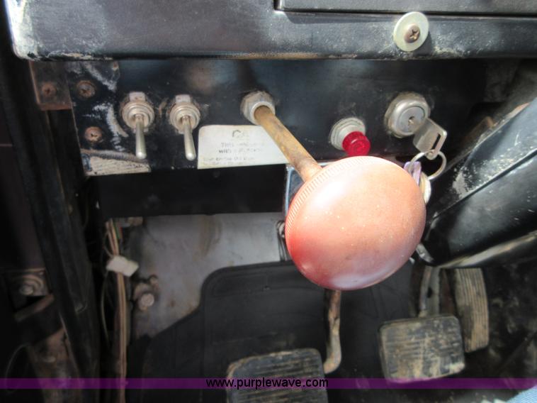 image for item D2442 1990 International 4900 flatbed truck