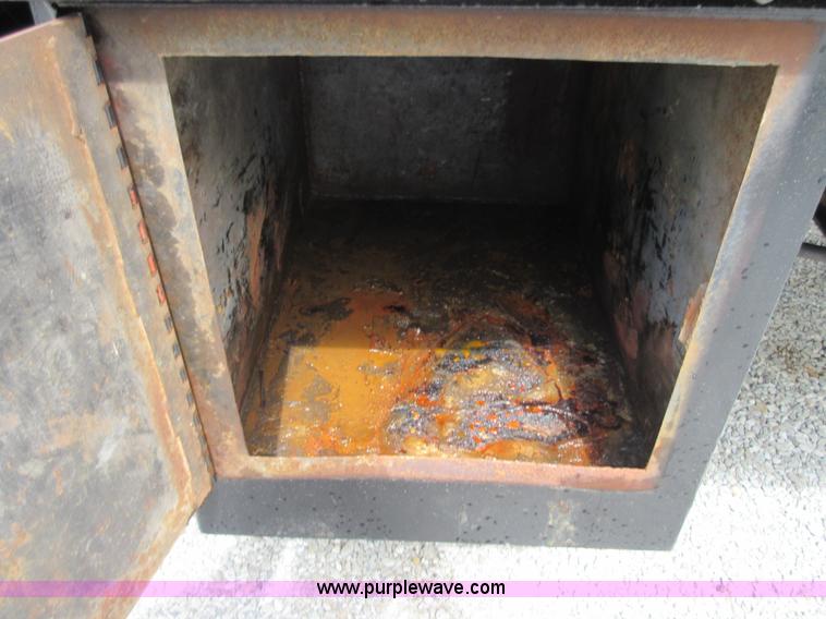 image for item D2442 1990 International 4900 flatbed truck