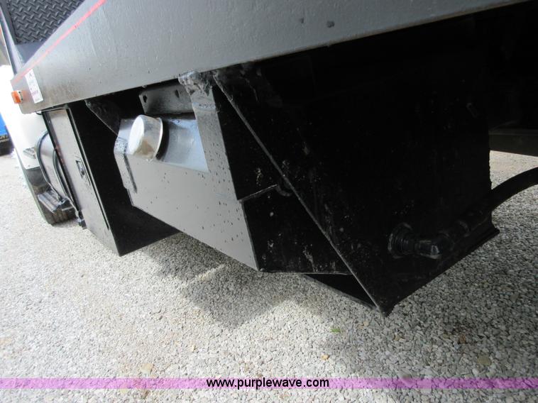 image for item D2442 1990 International 4900 flatbed truck