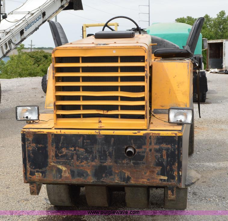 image for item G3562 Hyster C530A pneumatic roller