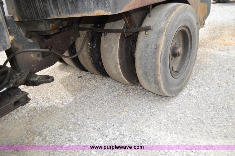 image for item G3562 Hyster C530A pneumatic roller