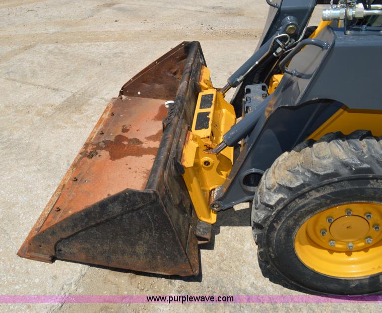 image for item G3566 2012 John Deere 318D skid steer