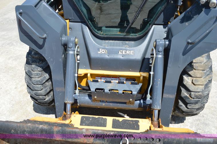 image for item G3566 2012 John Deere 318D skid steer
