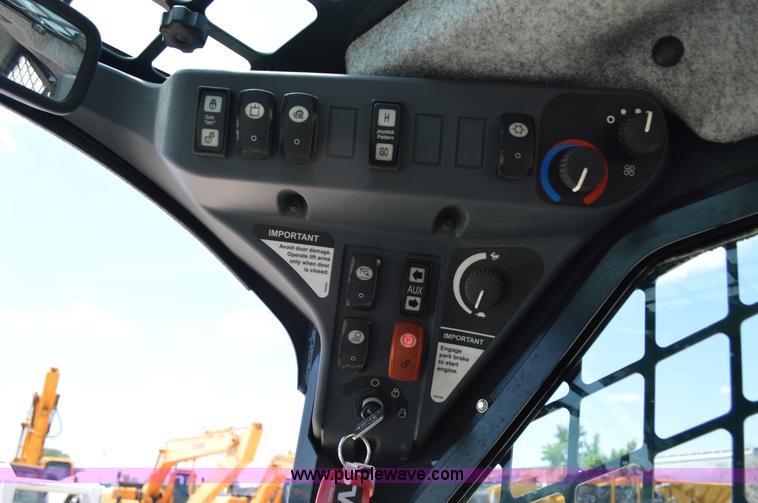 image for item G3566 2012 John Deere 318D skid steer