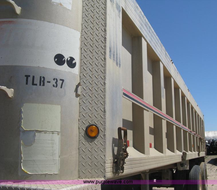image for item H8556 1991 Travis T102 end dump trailer