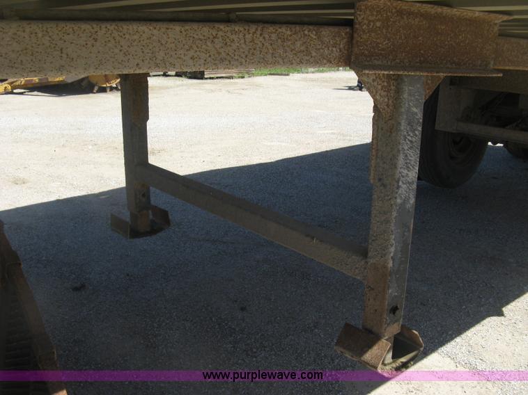 image for item H8556 1991 Travis T102 end dump trailer
